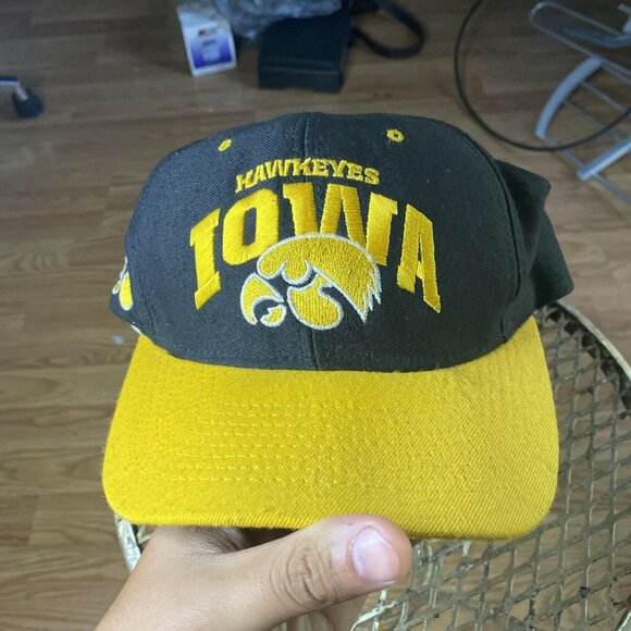 Vintage Iowa Hawkeyes Black 90s Snapback Hat Nutmeg Made In USA Caitlin Clark 22 - Picture 1 of 8